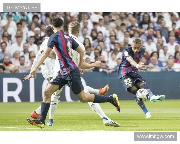 南美德比冲突升级 拉菲尼亚被踢倒后激烈推搡 10人围攻引爆暴力场面 南美德比冲突升级 拉菲尼亚被踢倒后激烈推搡 10人围攻引爆暴力场面