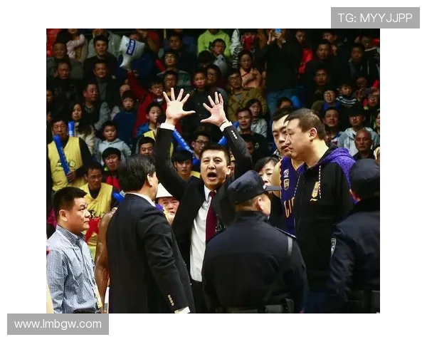 裁判争议判罚引发绝平风波全场球迷起立致敬激动瞬间震撼人心时刻