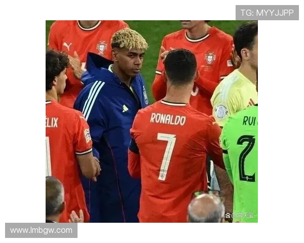 40岁C罗赛后伸手致意 亚马尔侧脸回避引热议