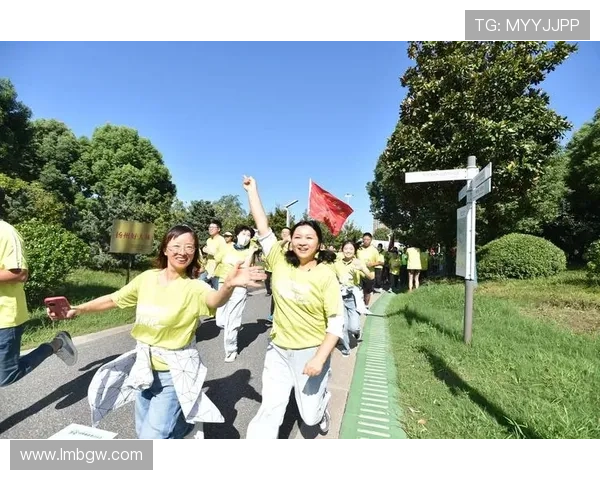 建信人寿2025上海黄浦10公里跑激情开跑 城市活力健康同行共赴未来