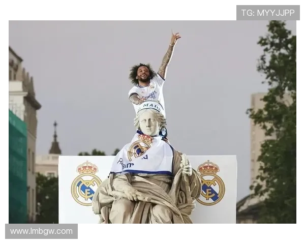 马塞洛晒C罗捧杯照片称实至名归并赞其为足球史上最伟大球员 马塞洛晒C罗捧杯照片称实至名归并赞其为足球史上最伟大球员